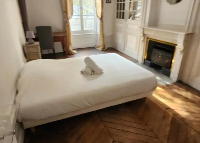 Grand 100 M2 A 5 Min De Bellecour ليون